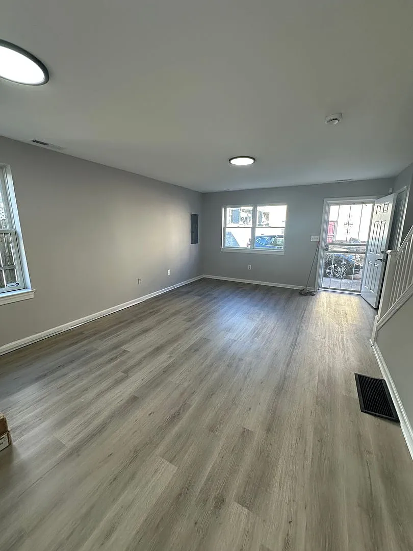Fully Renovated South Philly Gem EndofRow with Outdoor Space — Photo 4