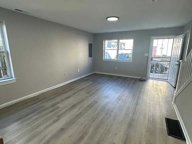 2242 Latona St — Photo 4