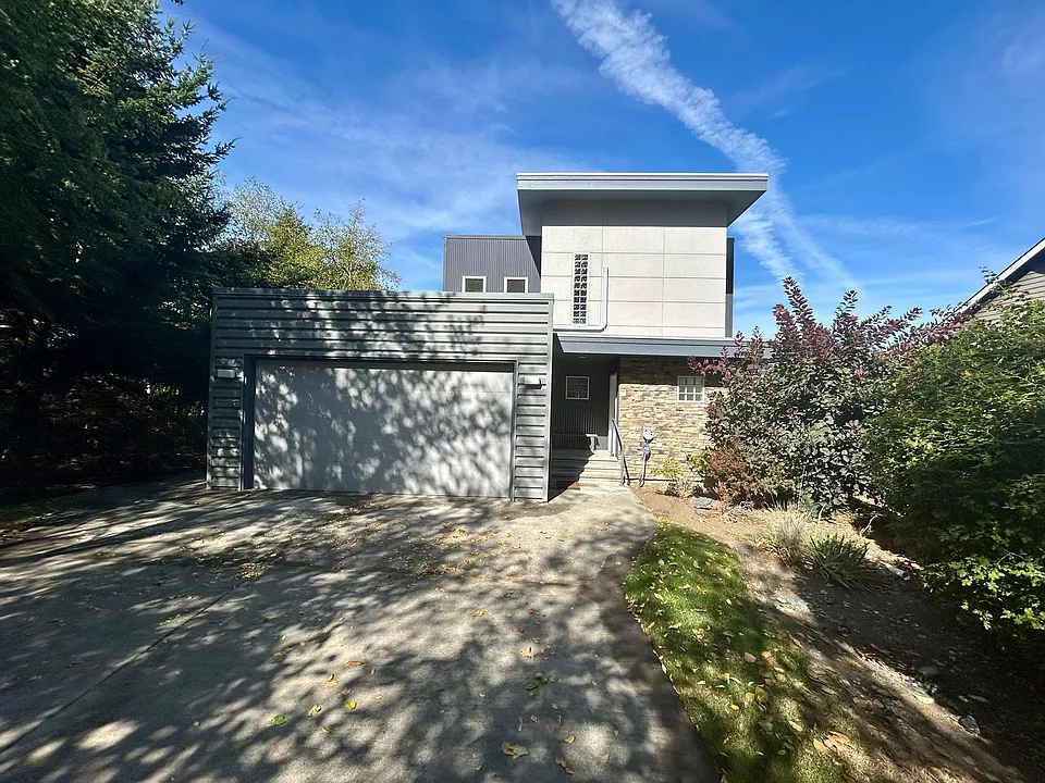 8761 Semiahmoo Dr