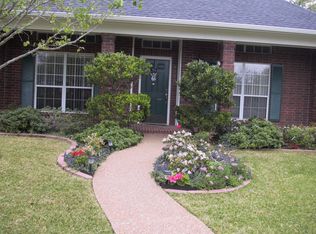 9208 Stonebrook Dr, College Station, TX 77845