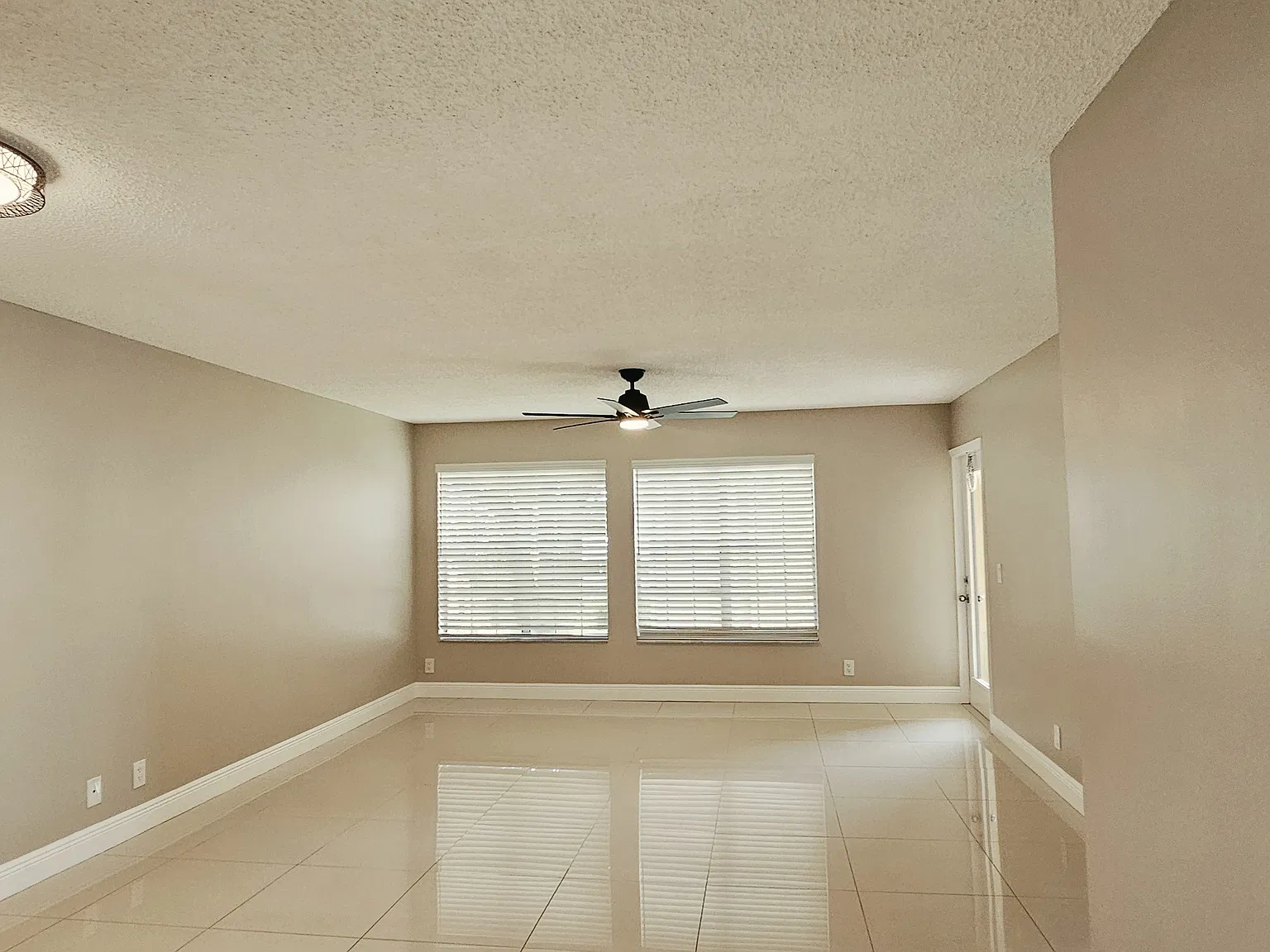2 bed, 978 sqft, $2,400 — Photo 3