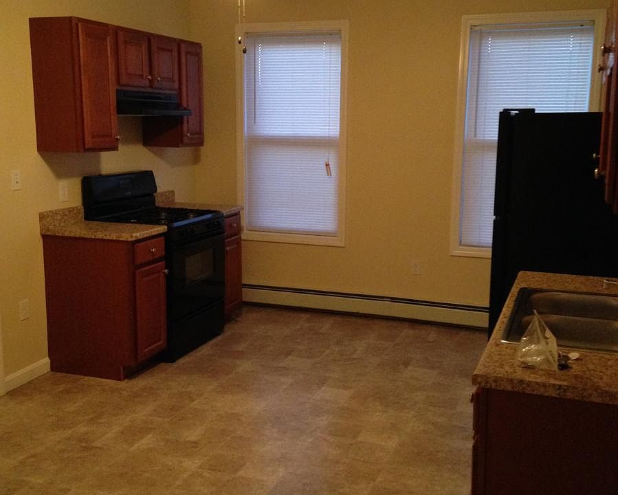 2nd image of 187 Cumberland Rd APT 1