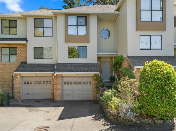 1404 McKenzie Ave #6, Saanich, BC V8N 1A1