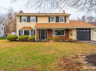 7 Weiss Dr, Middlesex, NJ 08846