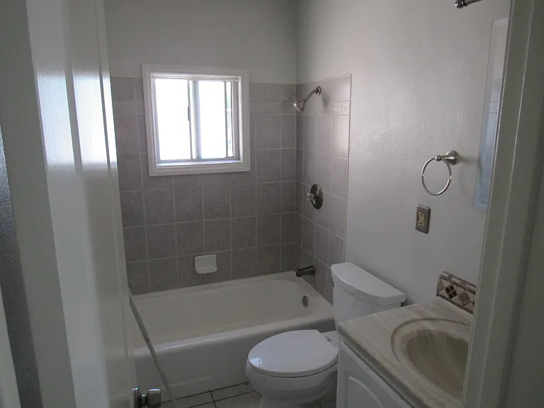 1846 E 9th St — Photo 11