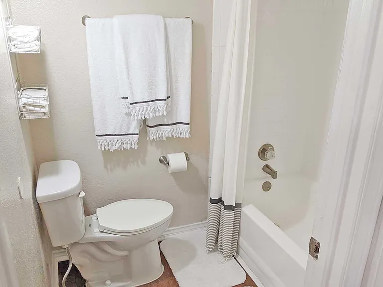 16300 Ledgemont Ln — Photo 10