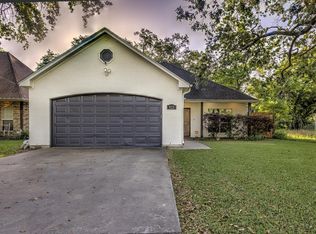 925 McArthur Dr, Port Neches, TX 77651