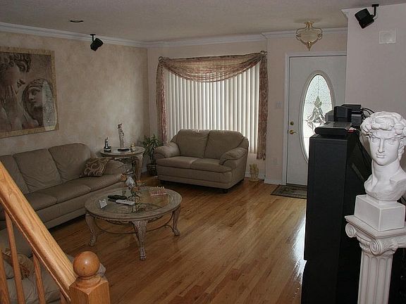 3rd image of 305 Malvine Ave
