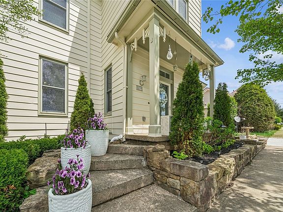2nd image of 839 Chestnut St