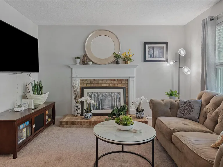 107 Barbary Ct — Photo 9