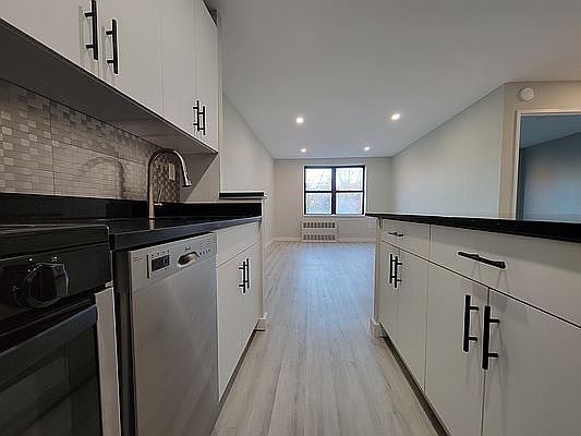 2nd image of 829 Greenwood Ave APT 3M
