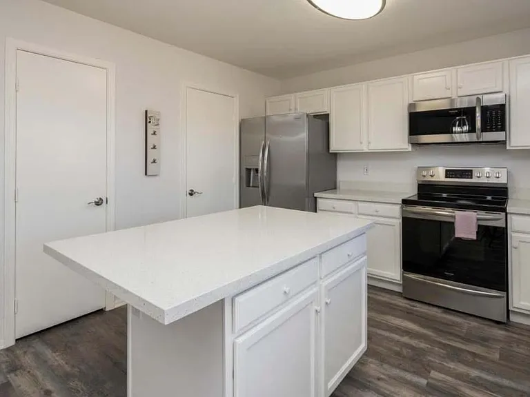 4008 E Melinda Ln — Photo 4