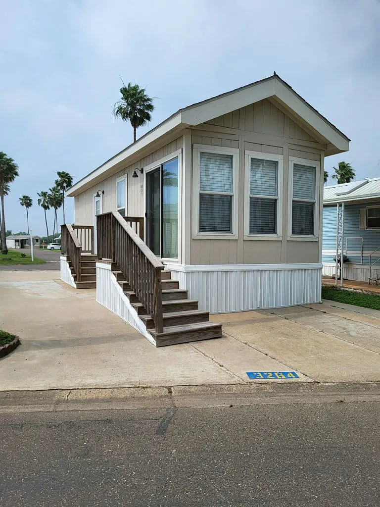1 bed, 1.0 bath, 385 sqft, $1,300 — Photo 1