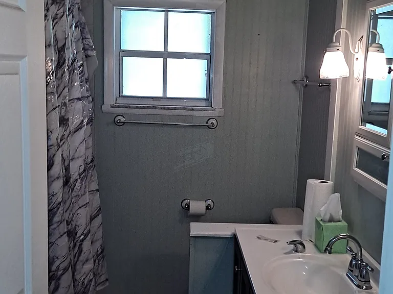 1st Bedroom Bathroom