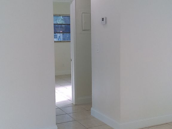 4th image of 921 SW 29th St #1