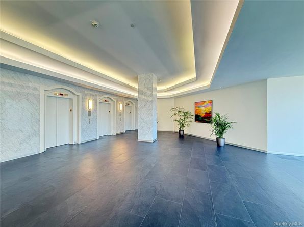 4 Martine Ave APT 203