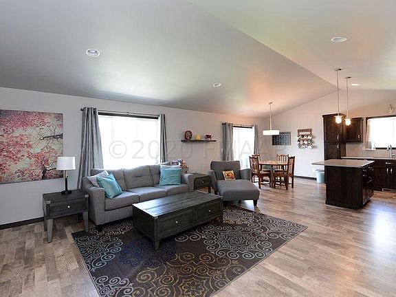 5th image of 936 Eaglewood Ave W