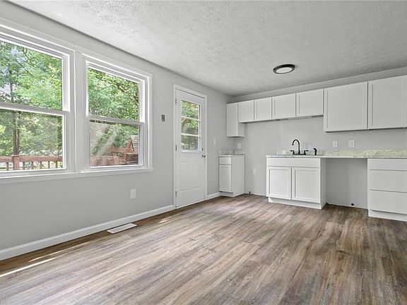 5th image of 204 Camrose Dr