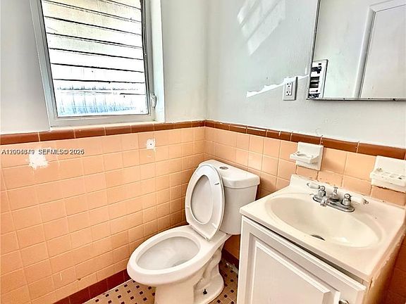 5th image of 2041 Jackson St APT 2
