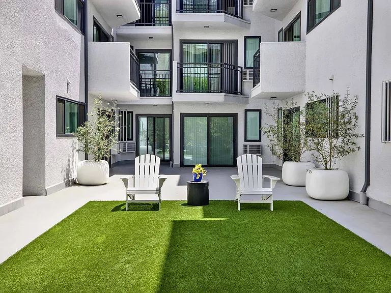 Westwood Riviera Apartments — Photo 8