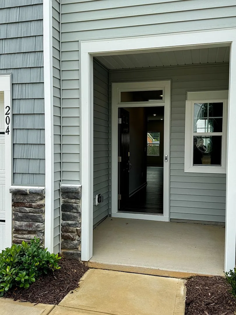 Brand new 3-bedroom / 2.5-Bath in the highly sought after Franklin Townes community in Downtown S... — Photo 2