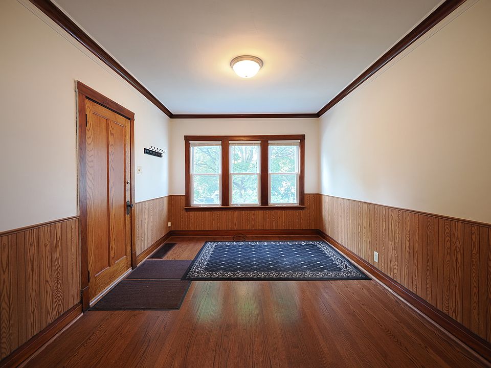 Front room/Front door