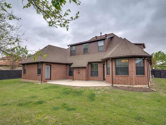 3rd image of 809 Longridge Dr