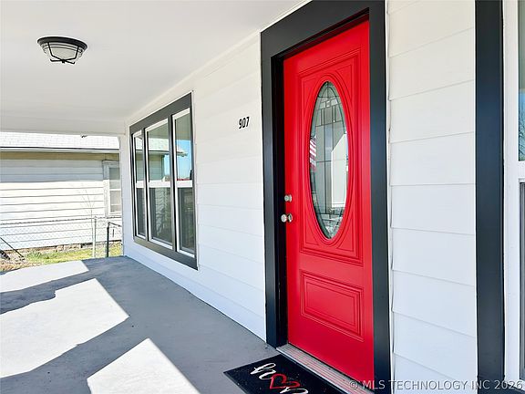 5th image of 907 E 3rd St