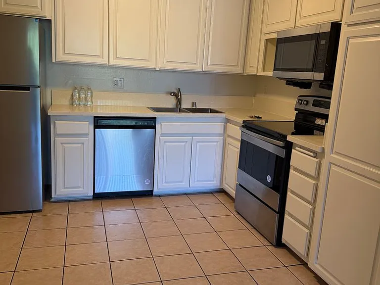 054 - Madre Del Mar Apartments — Photo 5