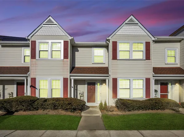 19 Stratford Green, Farmingdale, NY 11735