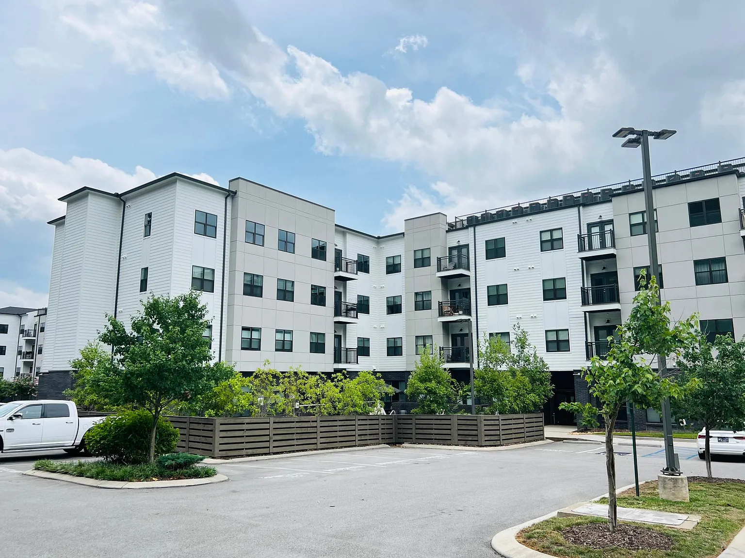 1 bed, 682 sqft, $1,300 — Photo 2