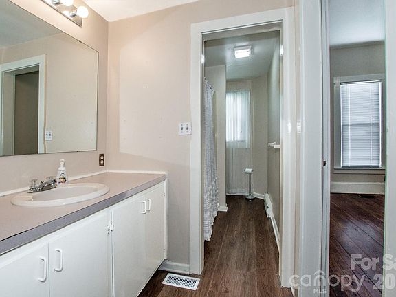 33rd image of 316 S Race St