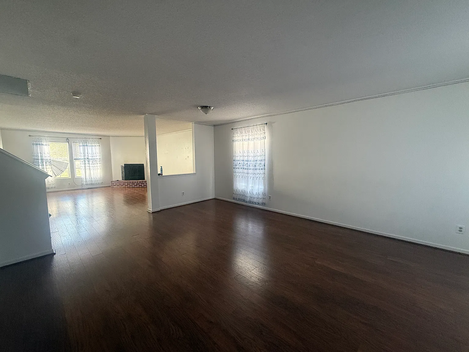 3 bed, 2.5 bath, 2396 sqft, $1,900 — Photo 2