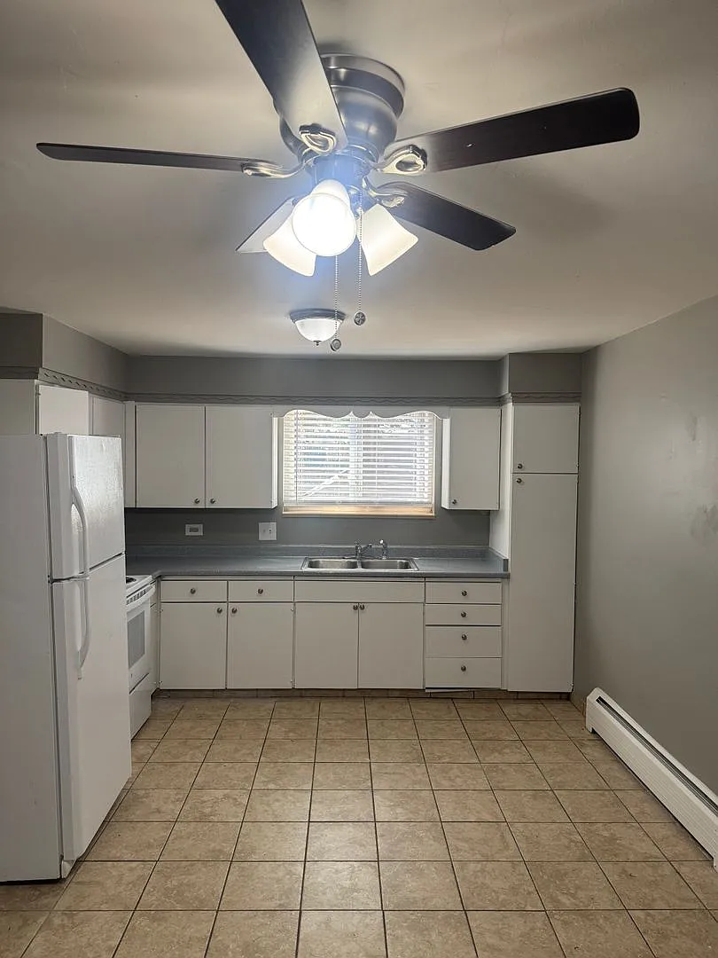 Charming One Bedroom One Bathroom available in Littleton! — Photo 2