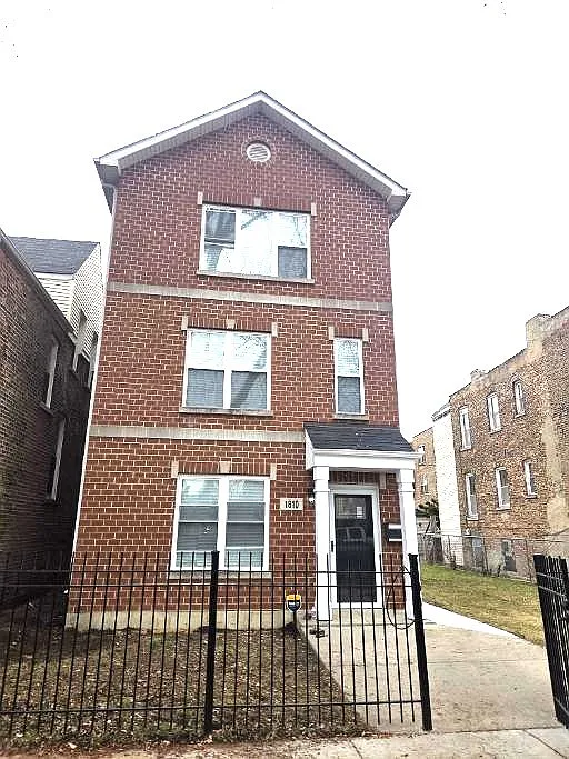 1810 S Hamlin Ave photo 1