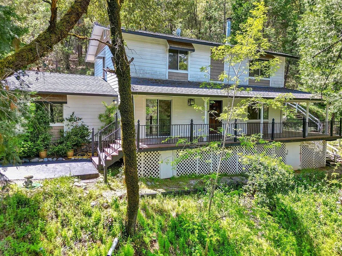 15874 Annie Dr photo 1