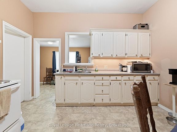 4th image of 132 Queen St