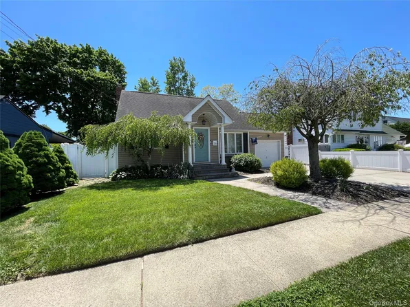 36 34th Street, Copiague, NY 11726