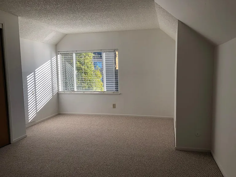 2715 Benvenue Ave — Photo 6