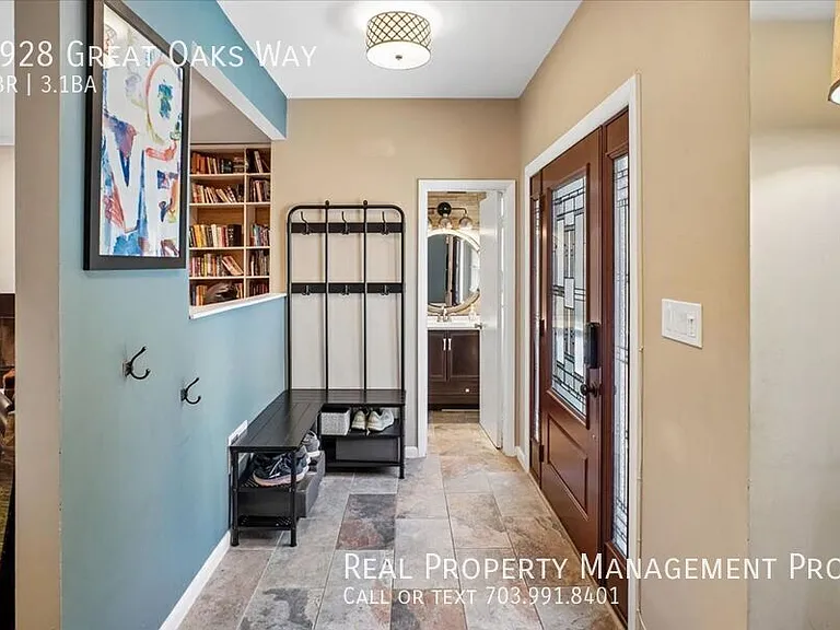 9928 Great Oaks Way — Photo 10