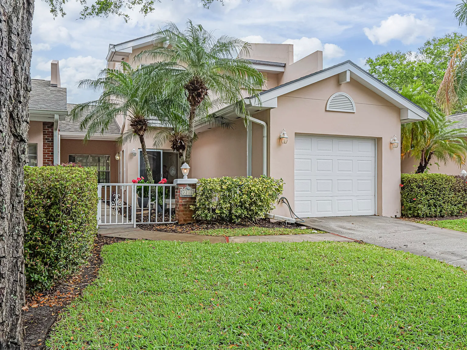 221 Park Shores Cir — Photo 1