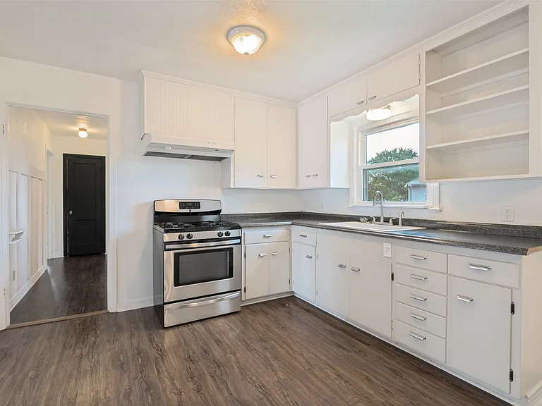 202 W Cherry St — Photo 5
