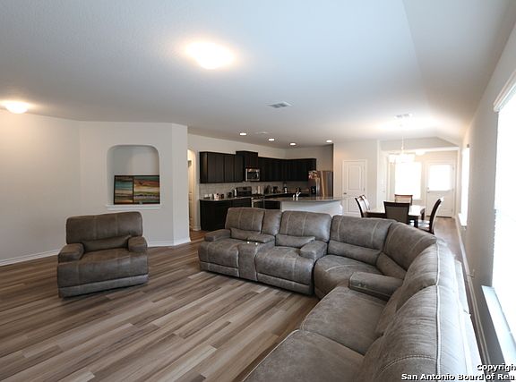 3rd image of 9046 Double Oak