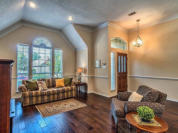 4th image of 930 Kingwood Cir
