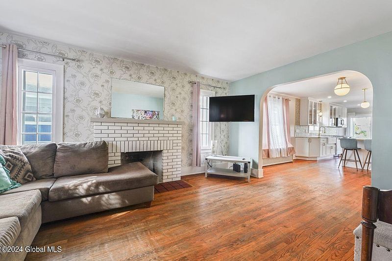 4th image of 20 Joelson Court