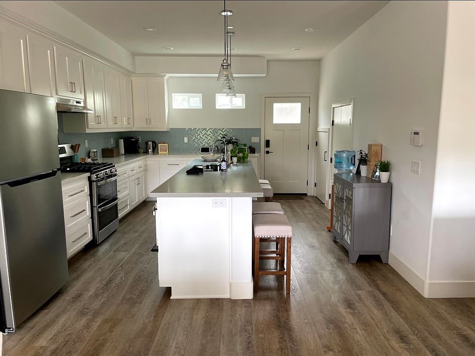 Open kitchen, gas stove with skillet. Dual oven.