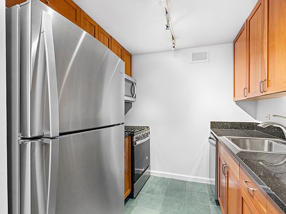 3rd image of 20 River Ter APT 15B