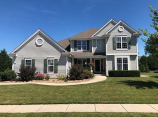 1286 Cardinal Dr, Oconomowoc, WI 53066