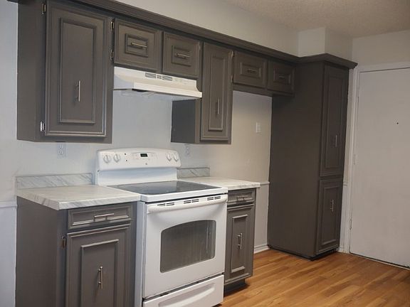3rd image of 808 Woodway Ln