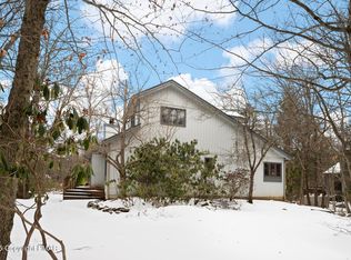 2222 Hillcrest Dr, Pocono Pines, PA 18350